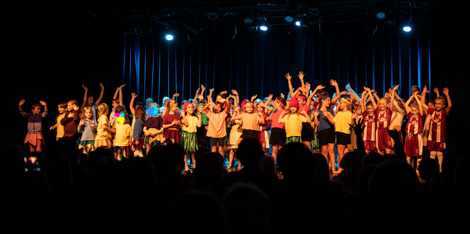 Gruppe tanzende Kinder auf der Bühne
